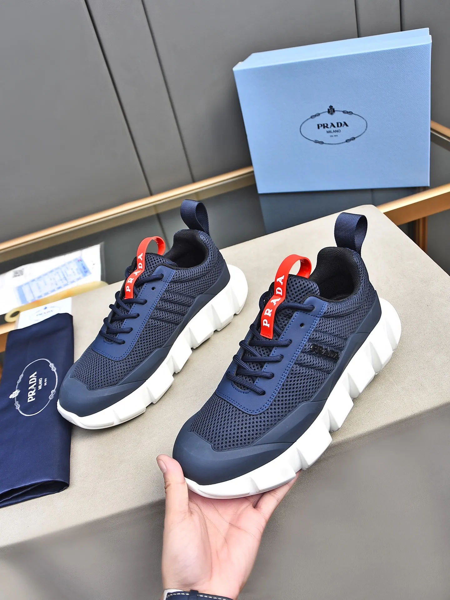 Men's shoes 💰480 PRADA/Prada men's lace-up casual sports shoes, the upper is made of cowhide leather and breathable mesh. It is soft, comfortable and breathable. The tongue is decorated with the PRADA brand letter logo. The thick rubber sole echoes the red label tongue. The style is fashionable and generous. The details are carefully crafted. A casual sports shoe with a super fashionable look on the foot. Excellent breathability!  Size: 38-44 (45 46 customized)